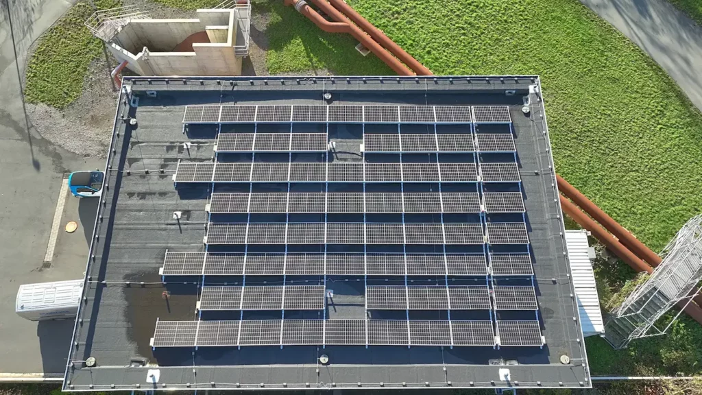 Draufsicht einer Photovoltaikanlage auf einem Flachdach mit Modulfeldern