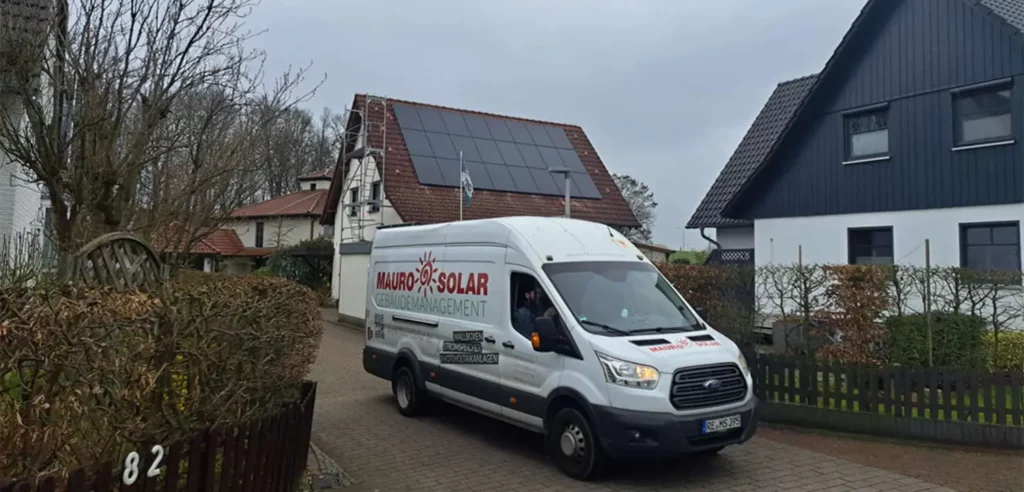 Servicefahrzeug von Mauro Solar vor Wohnhaus mit großflächiger Photovoltaikanlage in Datteln