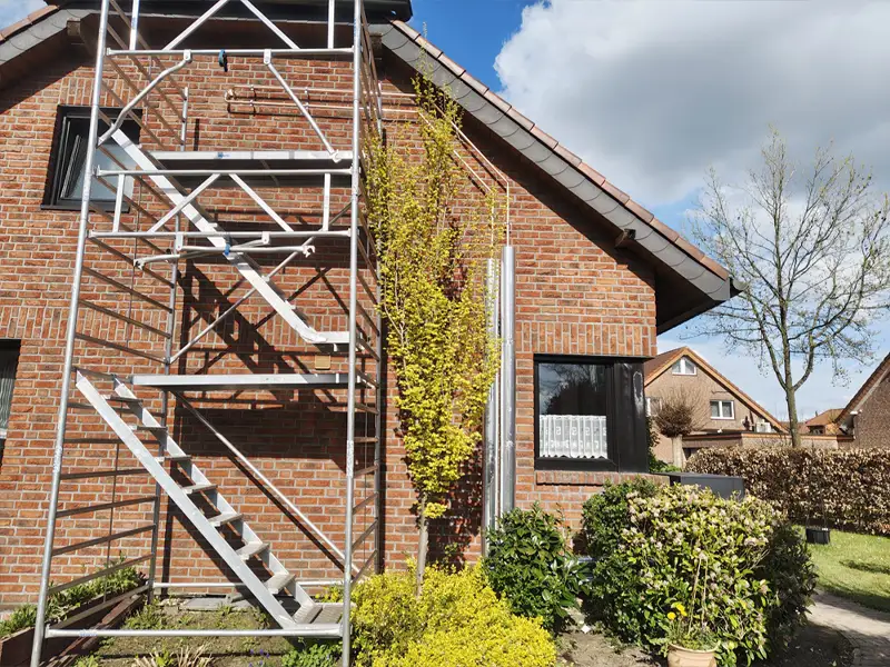 Wohnhaus in Marl mit Gerüst für die Umsetzung von Photovoltaik und Wärmepumpe