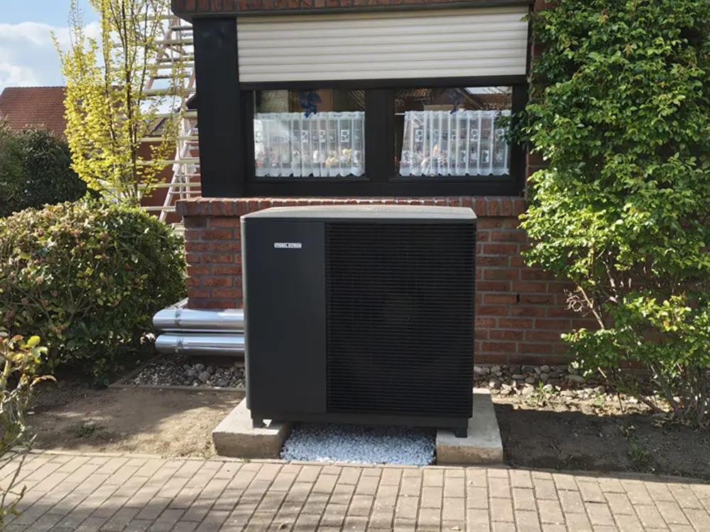 Wärmepumpe vor einem Wohnhaus in Marl