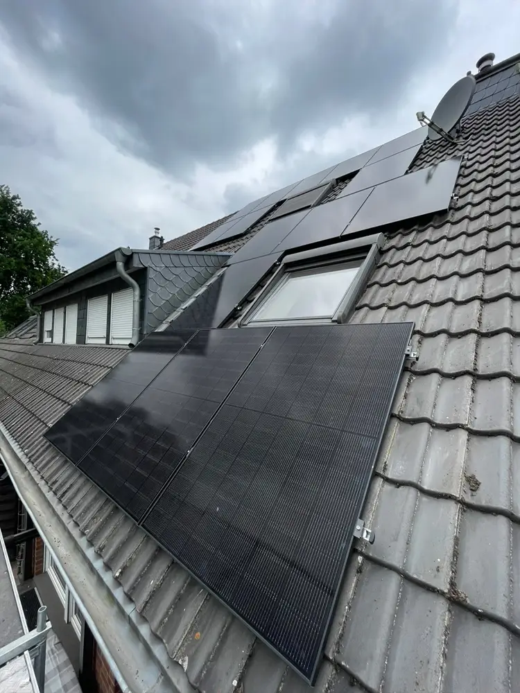 In die Dachfläche integrierte Photovoltaikmodule auf einem Wohnhaus in Marl