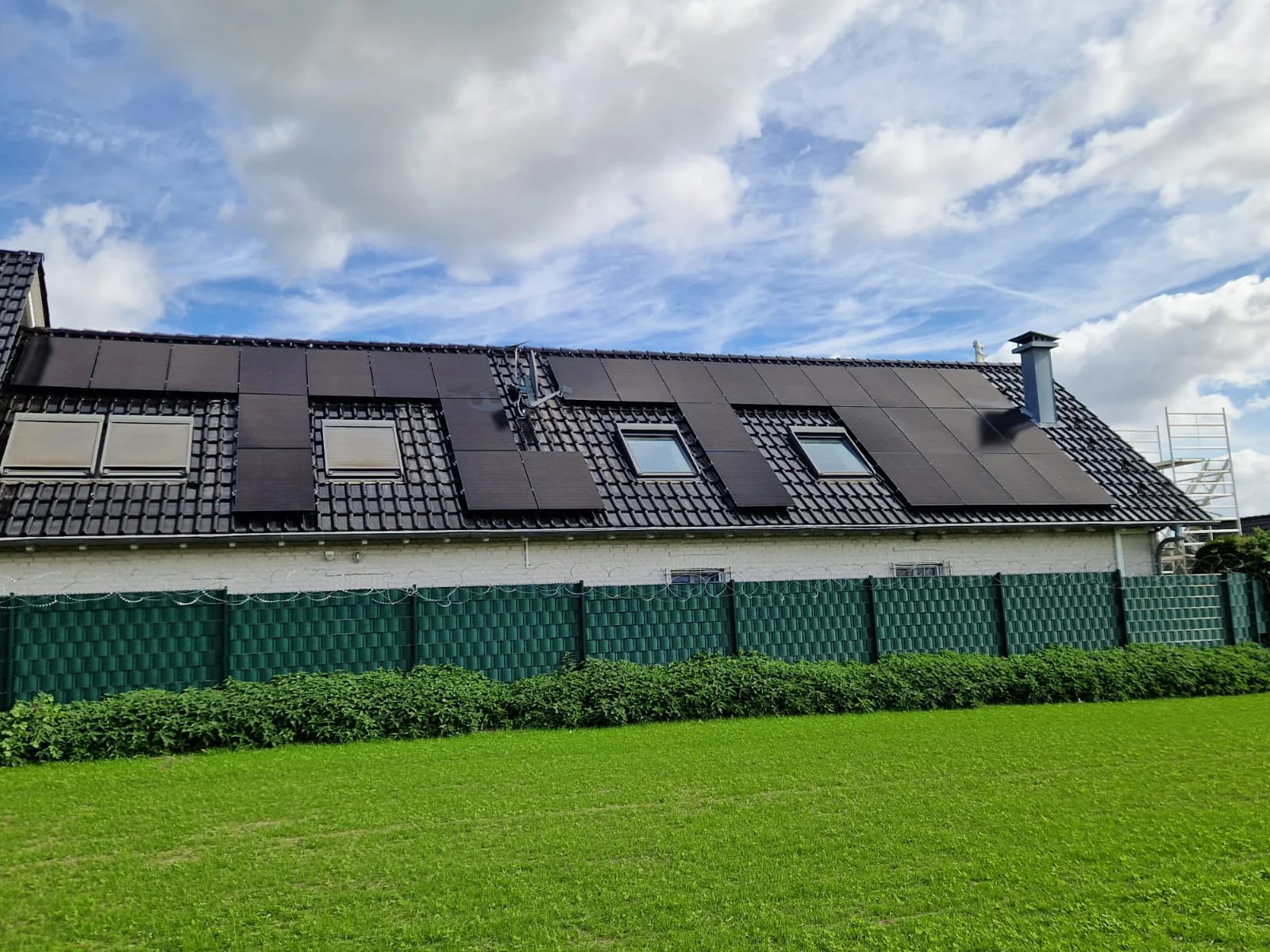 Photovoltaikmodule rund um Dachfenster auf einem Ziegeldach in Herten