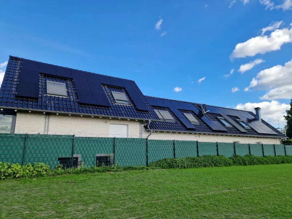 Photovoltaikmodule auf mehreren Dachflächen eines Gebäudes in Herten